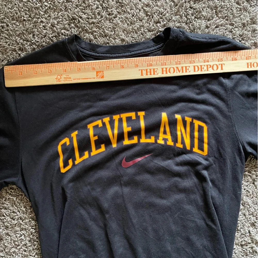 Nike Dri-Fit Cleveland Cavaliers T-Shirt Womens Small NBA Black Gold Arch Tee